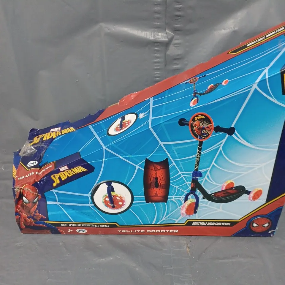 BOXED SPIDERMAN TRI-LITE SCOOTER 