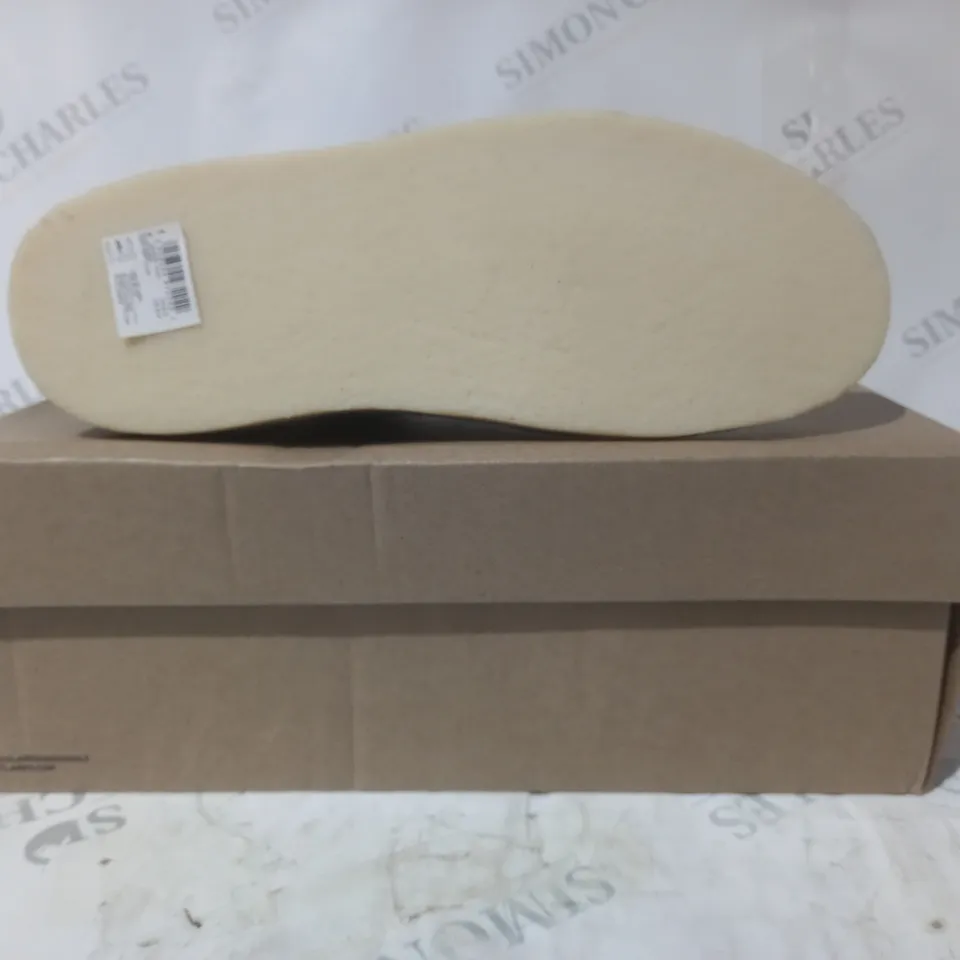 BOXED PAIR OF CLARKS ORIGINALS DESERT COAL SHOES IN OLIVE SUEDE UK SIZE 8