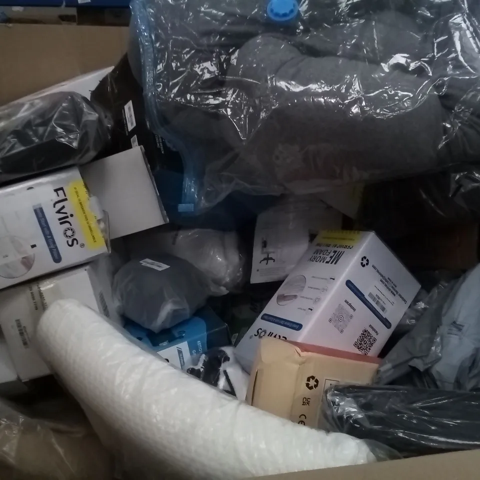 PALLET OF ASSORTED ITEMS INCLUDING PERFECT FILL STRIPED PILLOWS, ANTI-AGING BEAUTY PILLOW, GARDEN HOSE 100FT, INFINITY PILLOW, PREGNANCY PILLOW, ELVIROS MEMORY FOAM CERVICAL PILLOW 