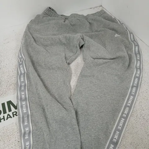 NIKE GREY FLEECE JOGGERS, SIZE XL (MEN'S) β UK XL
