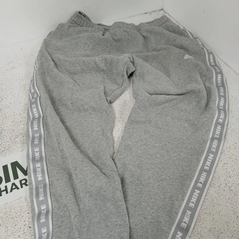 NIKE GREY FLEECE JOGGERS, SIZE XL (MEN'S) – UK XL
