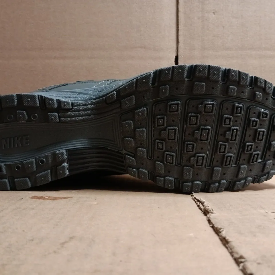PAIR OF NIKE TRAINERS IN GREY SIZE UK 11