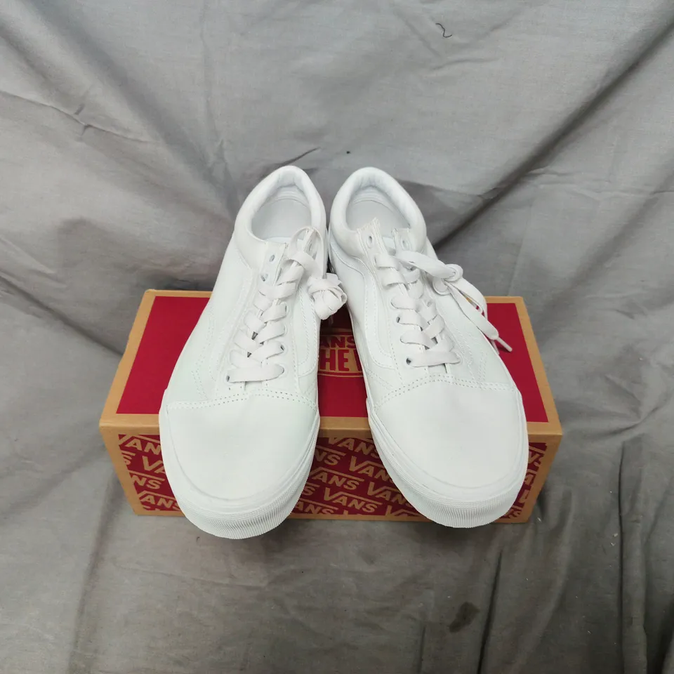 VANS OLD SKOOL WHITE SNEAKERS – UK 7 (US 8, EU 40.5)