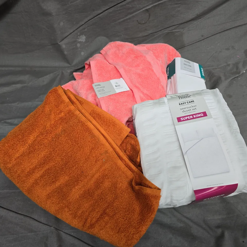 APPROXIMATELY 8 ASSORTED ITEMS TO INCLUDE SEERSUCKER DUVET SET SUPER KING, DOUBLE FLAT SHEET, ORANGE TOWE, ETC - COLLECTION ONLY