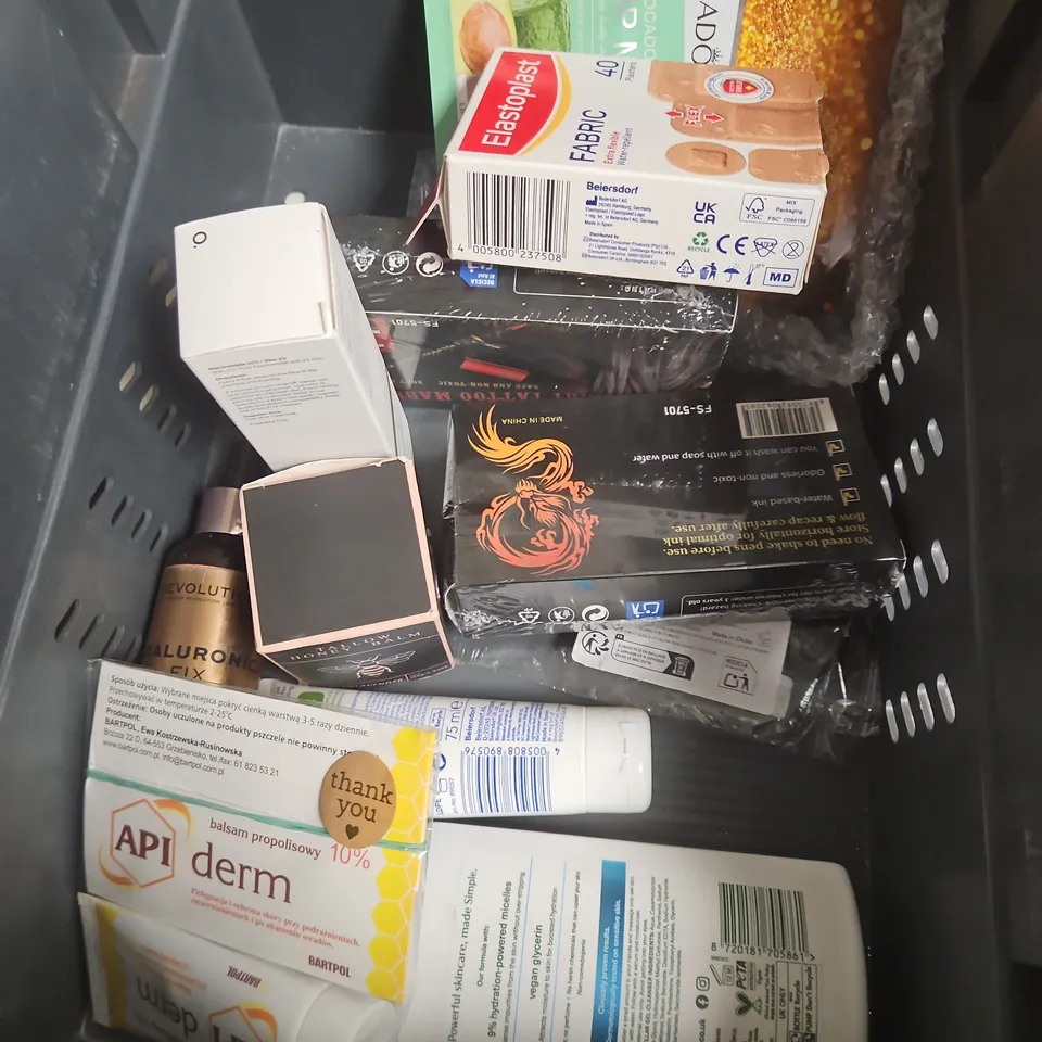 APPROXIMATEY 20 ASSORTED HEALTH AND BEAUTY PRODUCTS TO INCLUDE - CERAVE MOISTURISING LOTION - DR SQUATCH DEODORANT - NEAL'S YARD SHOWER GEL - ETC