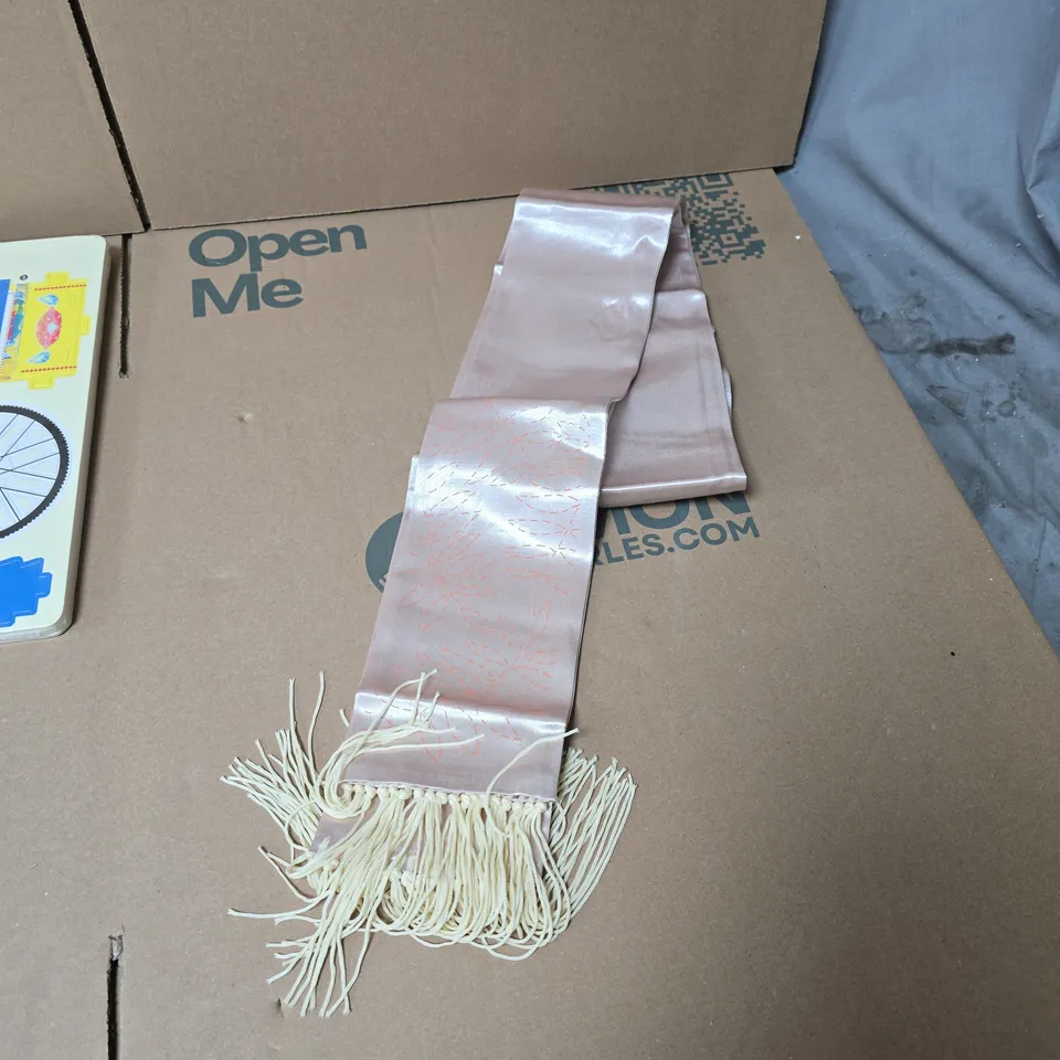 PALLET CONTAINING 6 BOXES OF ASSORTED ITEMS INCLUDING 3D PAPER PUZZELS , DECORATIVE TILE PICTURES AND TASSLED SCARF 