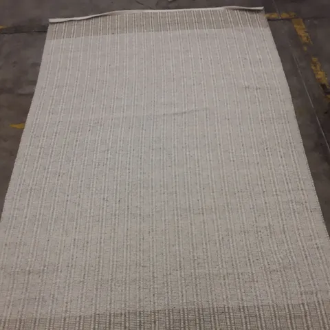 QUALITY DESIGNER AREA RUG // APPROX SIZE: 200 x 300cm
