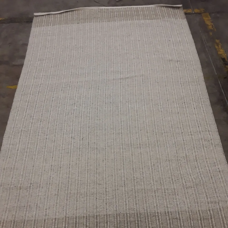 QUALITY DESIGNER AREA RUG // APPROX SIZE: 200 x 300cm