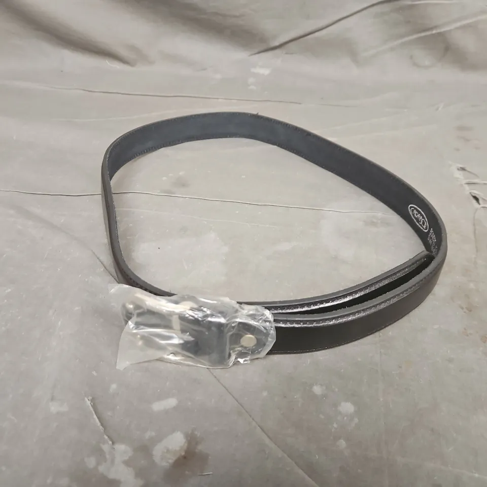 APPROXIMATELY 35 ASSORTED CARABOU BONDED LEATHER BELTS IN BLACK IN VARIOUS SIZES