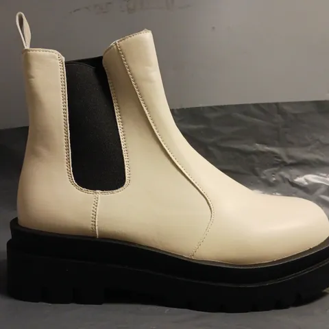 BOXED PAIR OF UNBRANDED CHUNKY CHELSEA BOOTS IN CREAM/BLACK SIZE EU 38