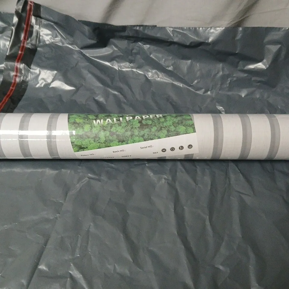 BOX OF APPROXIMATELY 15 ASSORTED HOUSEHOLD ITEMS INCLUDING SUPER SAVER WOOL , PATTERNED WALLPAPER AND TOWEL BALE 