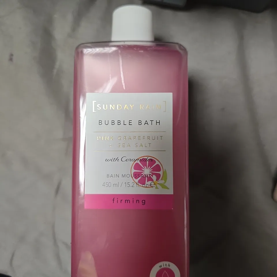 ASSORTED HEALTH & BEAUTY LOT: SUNDAY RAIN BUBBLE BATH, IMPERIAL LEATHER FOAMING BATH SOAK, COLGATE TOOTHPASTE, MINI MASSAGER BOX
