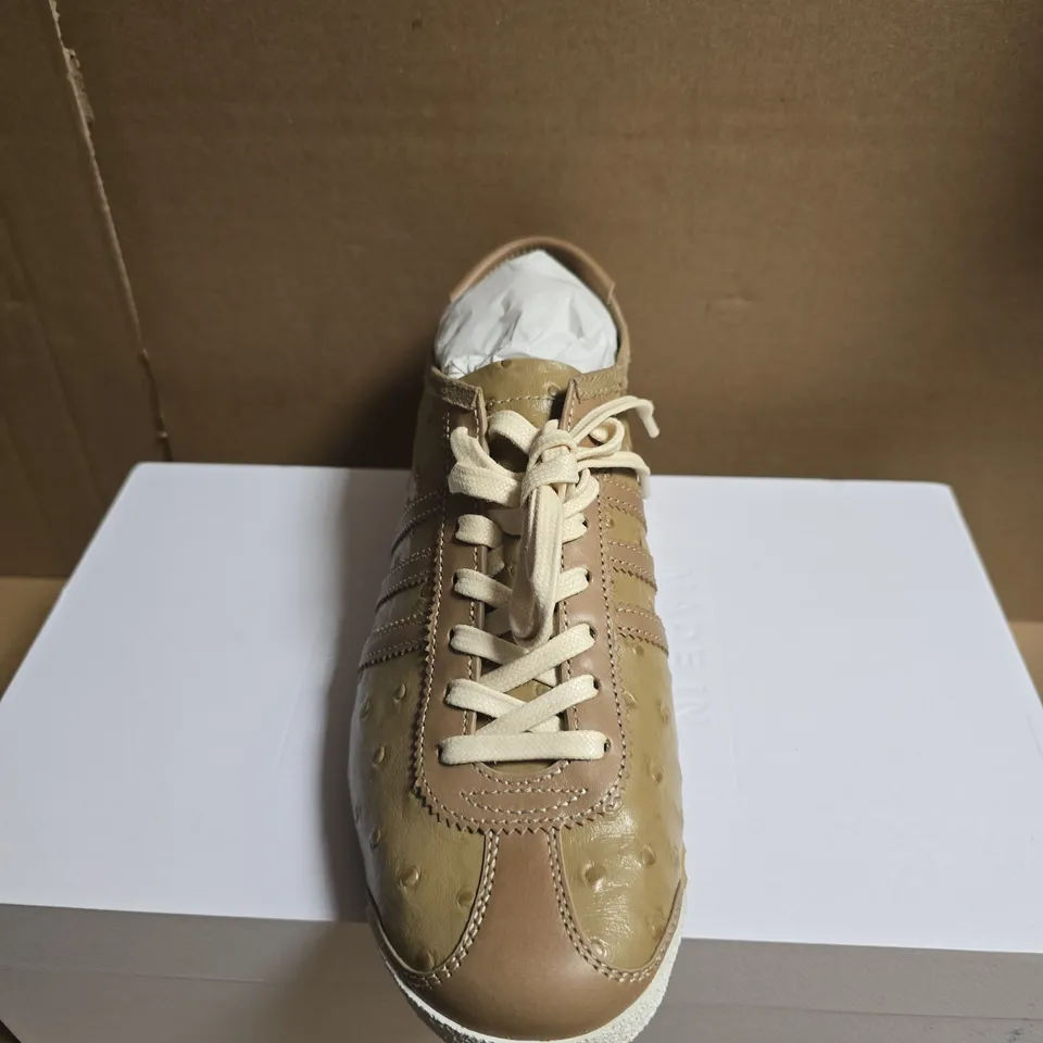 BOXED PAIR OF ADIDAS ITALIA 60S SNEAKER – MADE IN ITALY, BROWN, UK 6.5