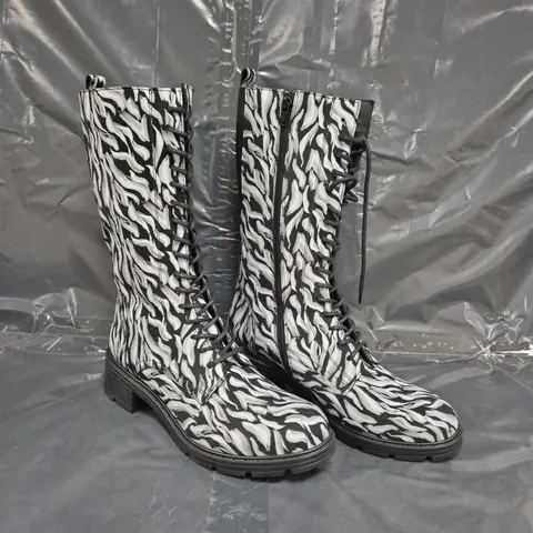 BOXED PAIR OF ADESSO MADDIE PRINTED LACE UP BOOTS IN BLACK/WHITE SIZE EU 42