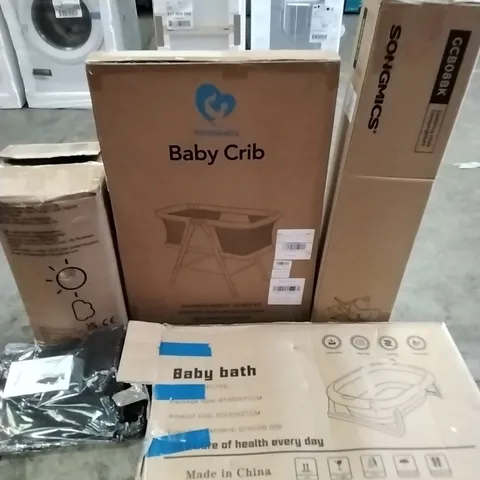 A PALLET OF VARIOUS ITEMS TO INCLUDE. BABY BATH, CAMPING CHAIR, CRIB, DUVETS AND FOLDING DISH RACK