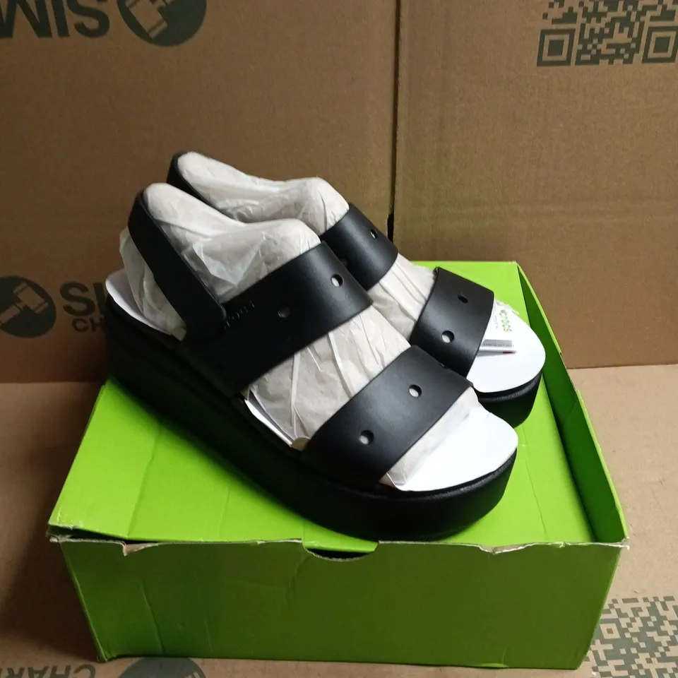 BOXED PAIR OF CROCS BROOKLYN 4U WEDGE SANDALS - 9