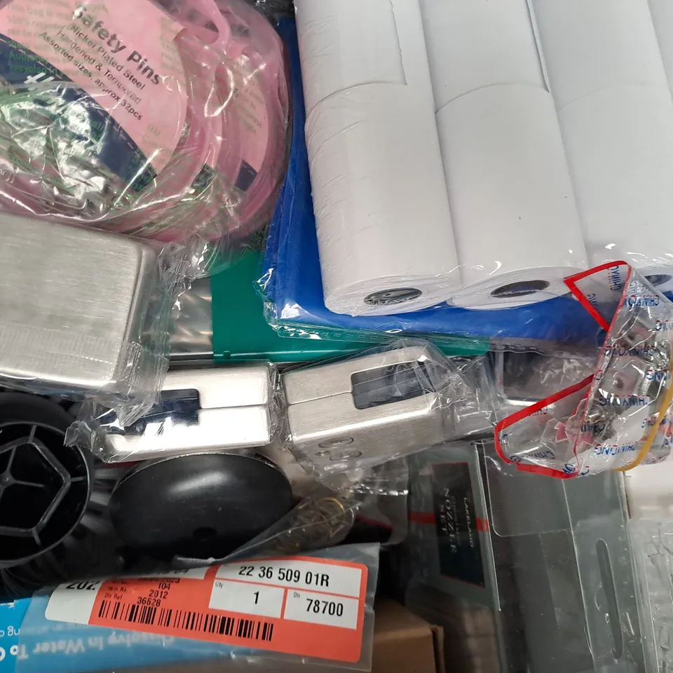 APPROXIMATELY 10 ASSORTED HOUSEHOLD ITEMS TO INCLUDE DIGITAL SCALE, BIN BAGS, COOPER TOUCH, ETC