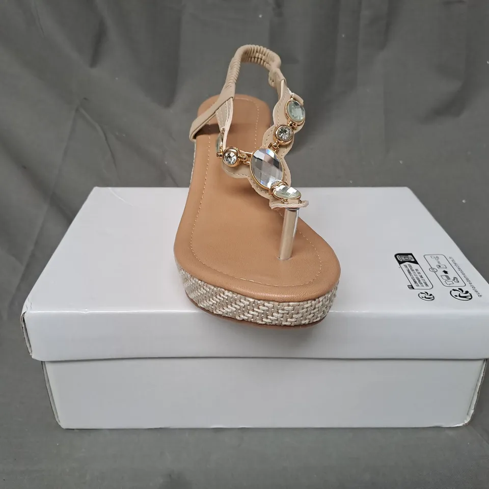 BOXED PAIR OF DESIGNER WEDGE TOE-POST SANDALS IN BEIGE W. JEWEL EFFECT EU SIZE 39