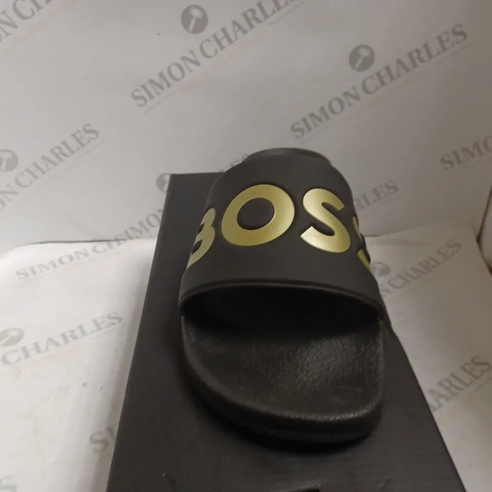 BOXED BOSS BLACK/GOLD LOGO SLIDERS- UK 10