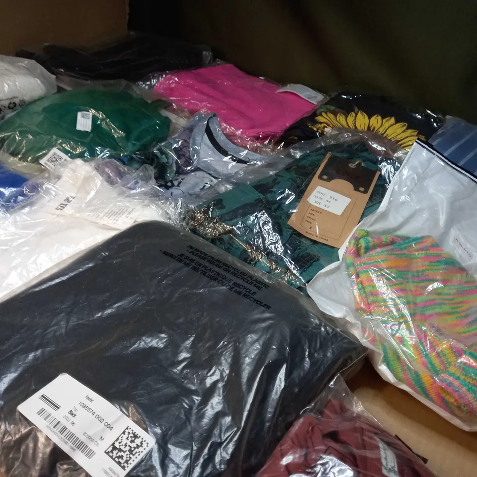 LOT OF APPROX 25 ASSORTED CLOTHING ITEMS VARYING IN SIZE/COLOUR/STYLE TO INCLUDE: TROUSERS, TOPS, DRESSES