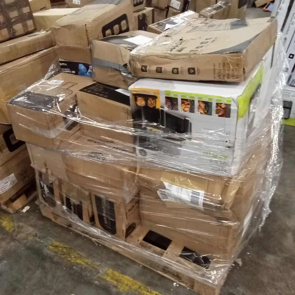 PALLET OF ASSORTED HOUSEHOLD GOODS AND PRODUCTS TO INCLUDE; SUITCASES, KIDS CAR SEAT, AIR FRYER ETC