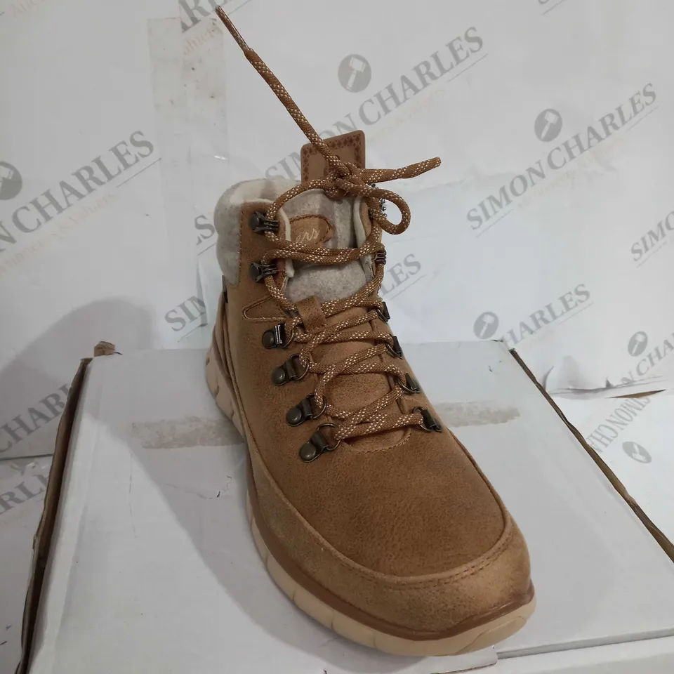BOXED SKECHERS SYNERGY WARM TECH BOOTS, CHESTNUT - SIZE 5.5