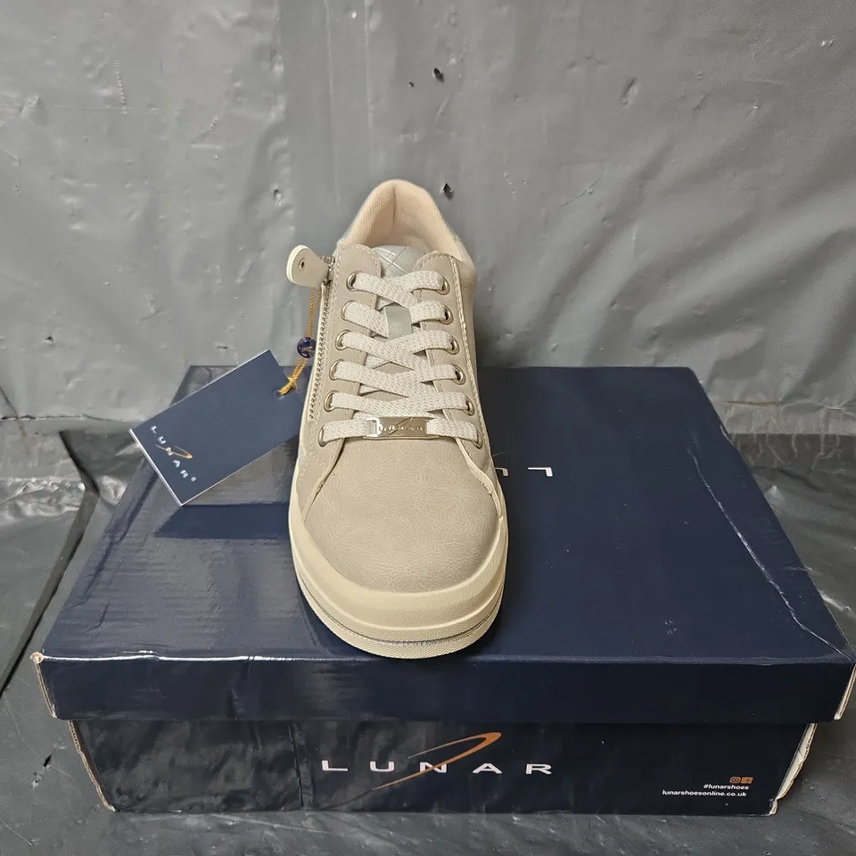 BOXED PAIR OF LUNAR WOMENS MEDWAY TRAINERS IN GREY - SIZE 3