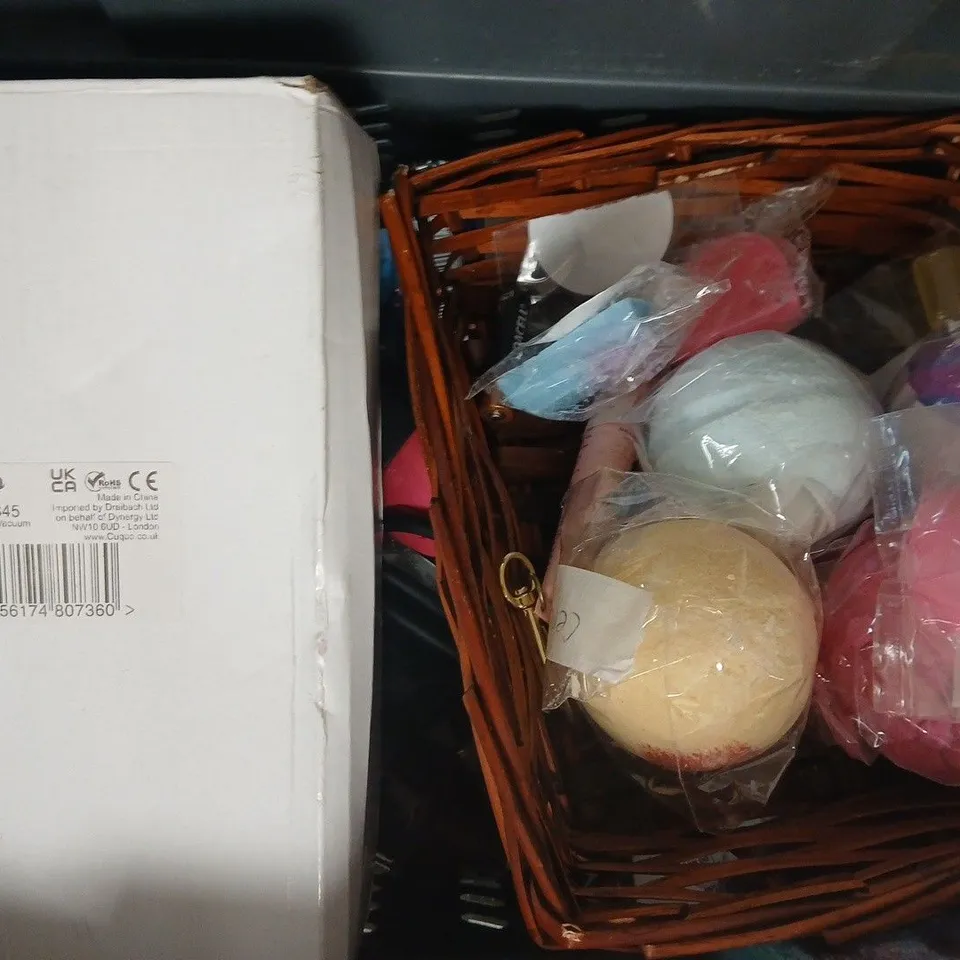 APPROXIMATELY 8 ASSORTED COSMETIC ITEMS INCLUDING VARIOUS MAKES AND BRANDS - COLLECTION ONLY