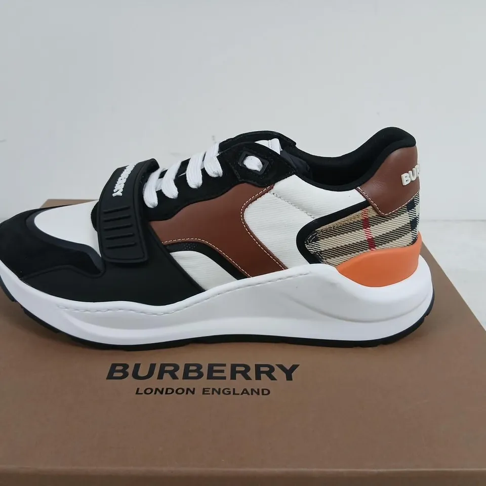 BURBERRY LOW TOP SNEAKERS – UK 8 (EUR 42)
