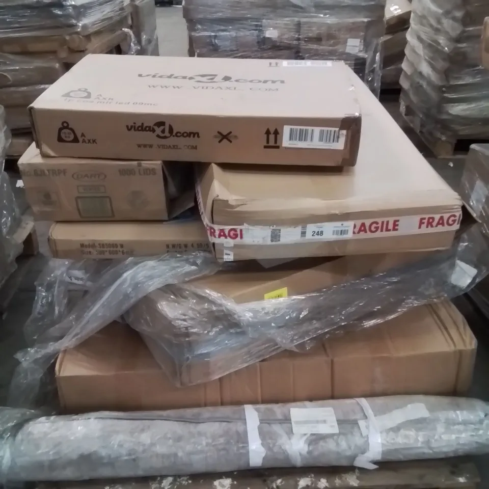 PALLET CONTAINING MIXED FURNITURE TOILET SEAT, AREA RUG ECT.