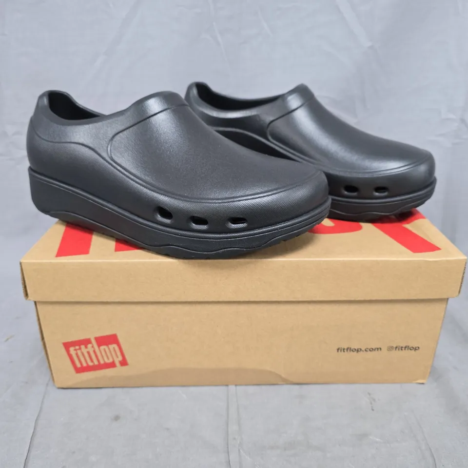 BOXED PAIR OF FITFLOP WORK HIGH-PERFORMANCE PROFESSIONAL CLOGS IN BLACK SIZE UK 6