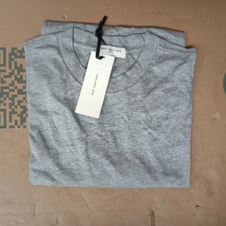 BEE INSPIRED CREW-NECK SHORT SLEEVE T-SHIRT IN GREY SIZE MEDIUM
