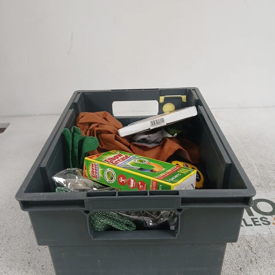 TOTE OF APPROXIMATELY 18 ASSORTED HOUSEHOLD ITEMS TO INCLUDE ELBOW GREASE UNBLOCKER, ERNESTO PINEAPPLE ICE MOULD, TAPE MEASURE ETC