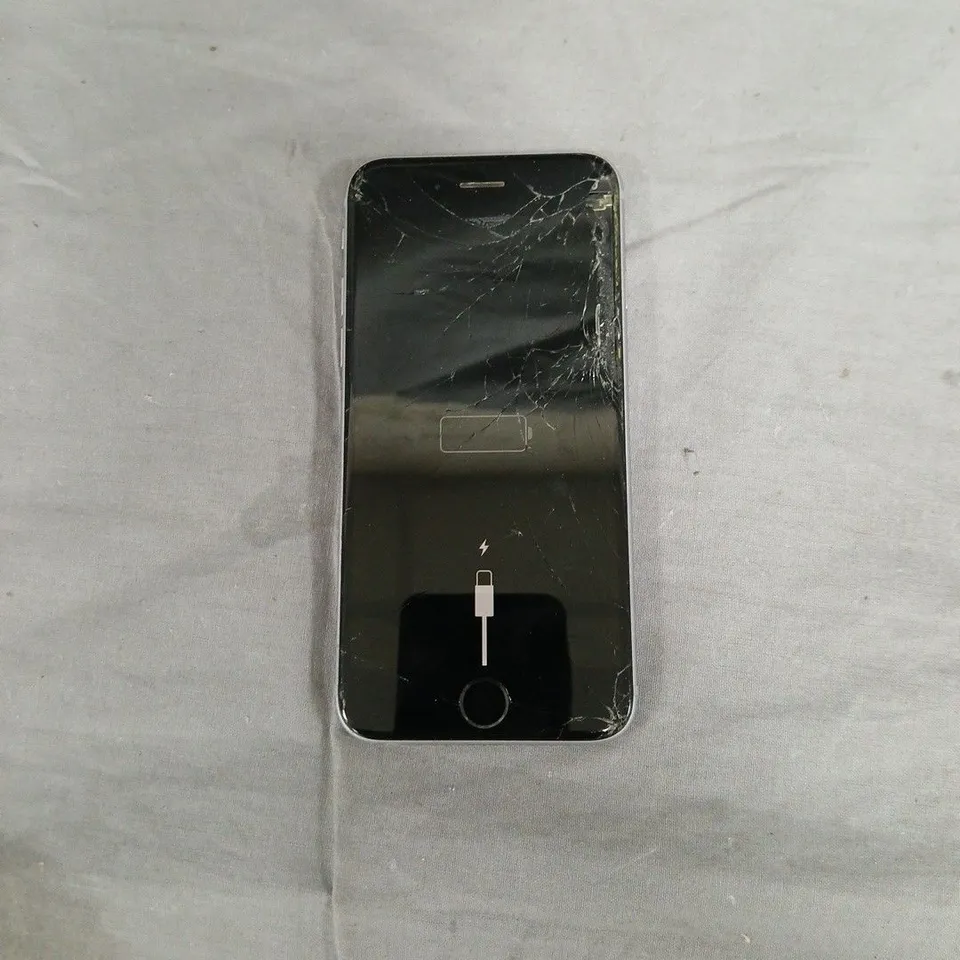 APPLE IPHONE 6S UNLOCKED SPACE GREY 32GB. CRACKED SCREEN