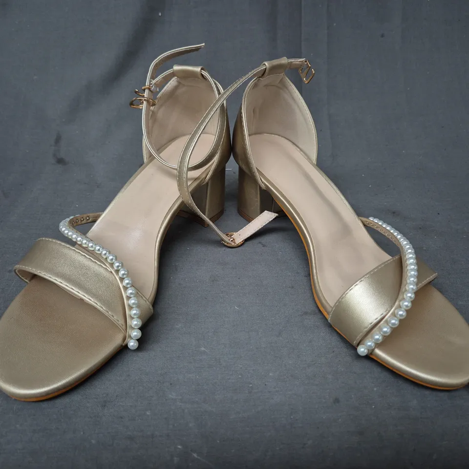 BOXED PAIR OF UNBRANDED OPEN TOE BLOCK HEEL SANDALS IN GOLD W. PEAR EFFECT DETAIL EU SIZE 40