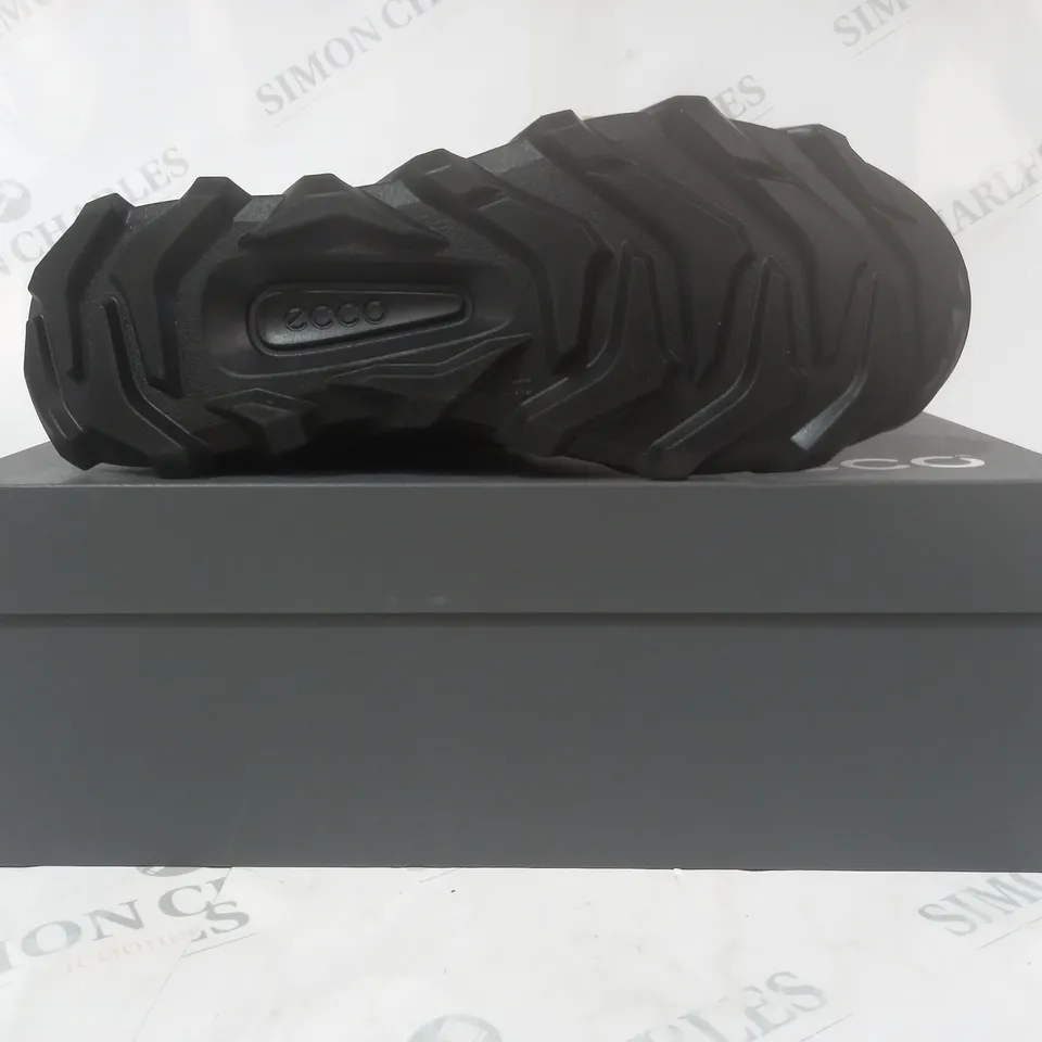 BOXED PAIR OF ECCO SHOES IN BLACK UK SIZE 8-8.5