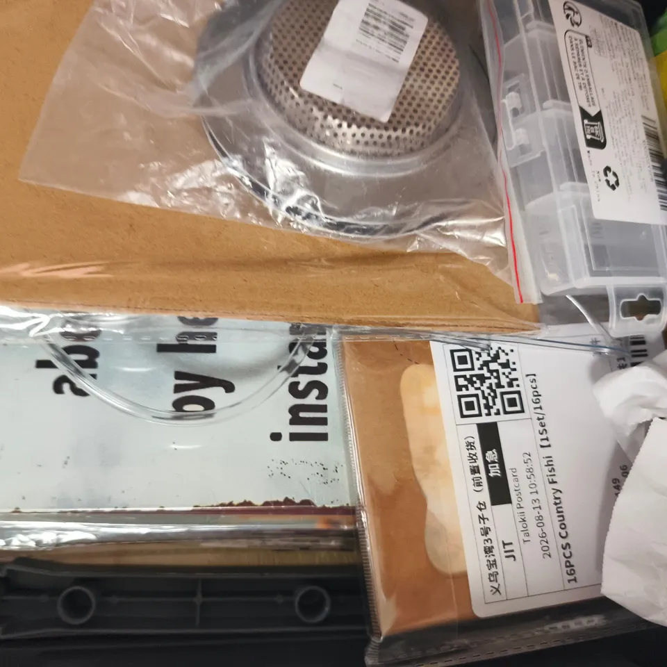 APPROXIMATELY 10 ASSORTED HOUSEHOLD ITEMS TO INCLUDE METAL POSTERS, AIR UP PODS, ETC