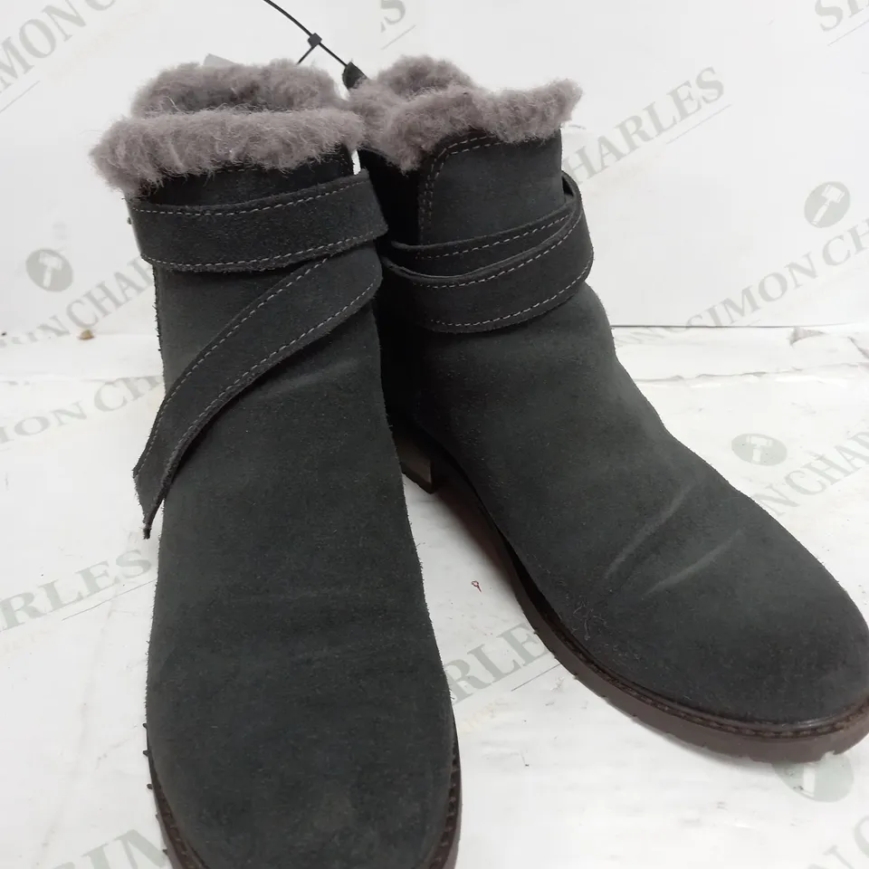 BOXED EMU AUSTRALIA GREY BOOTS - SIZE 5