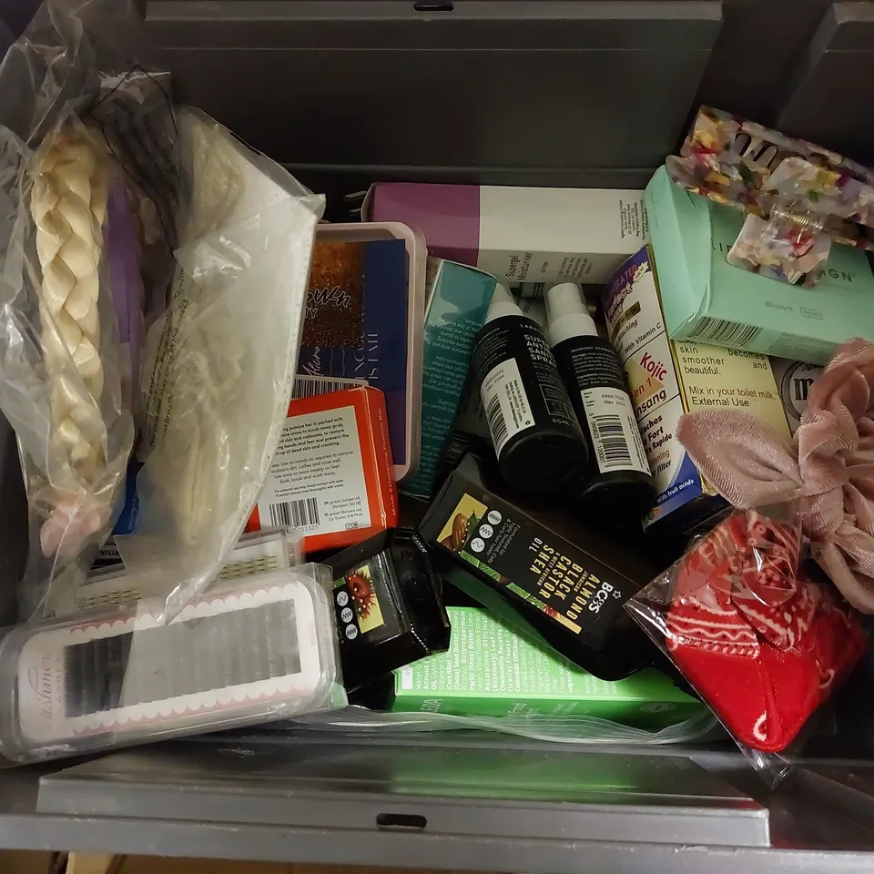 BOX OF APPROX 20 COSMETIC ITEMS TO INCLUDE GARNIER HAIR FOOD, BAYLISS&HARDING HAND CREAM SET AND LIFEBUOY HAND CREAM