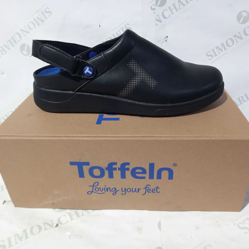 BOXED PAIR OF TOFFELN ULTRALITE CLOG SLIP ON SHOES IN BLACK UK SIZE 9