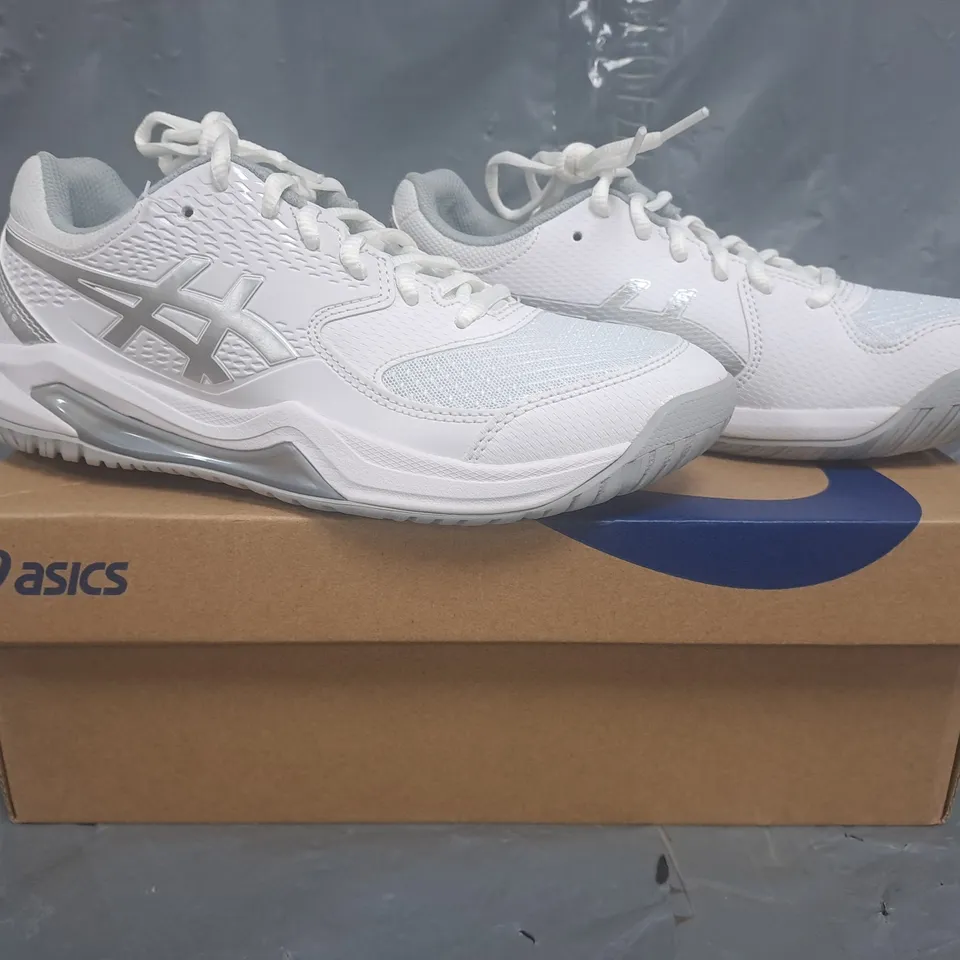 BOXED PAIR OF ASICS GEL-DEDICATE 8 WOMEN'S TRAINERS IN WHITE/SILVER SIZE UK 6