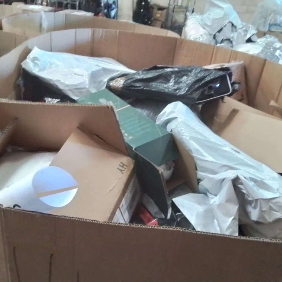 PALLET CONTAINING A LARGE QUANTITY OF PILLOWS