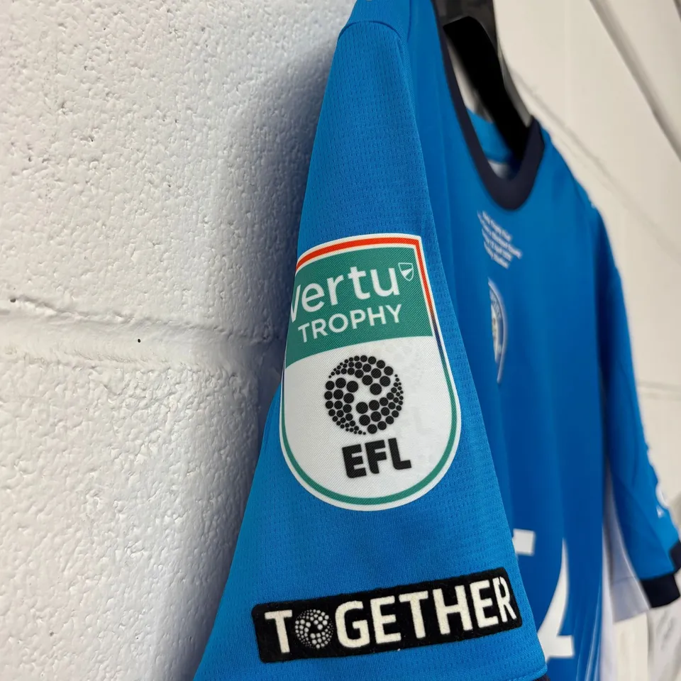 STOCKPORT COUNTY F.C VERTU TROPHY FINALS MATCH WORN HOME SHIRT IN BLUE/WHITE - EU M / BEN OSBOURNE #23