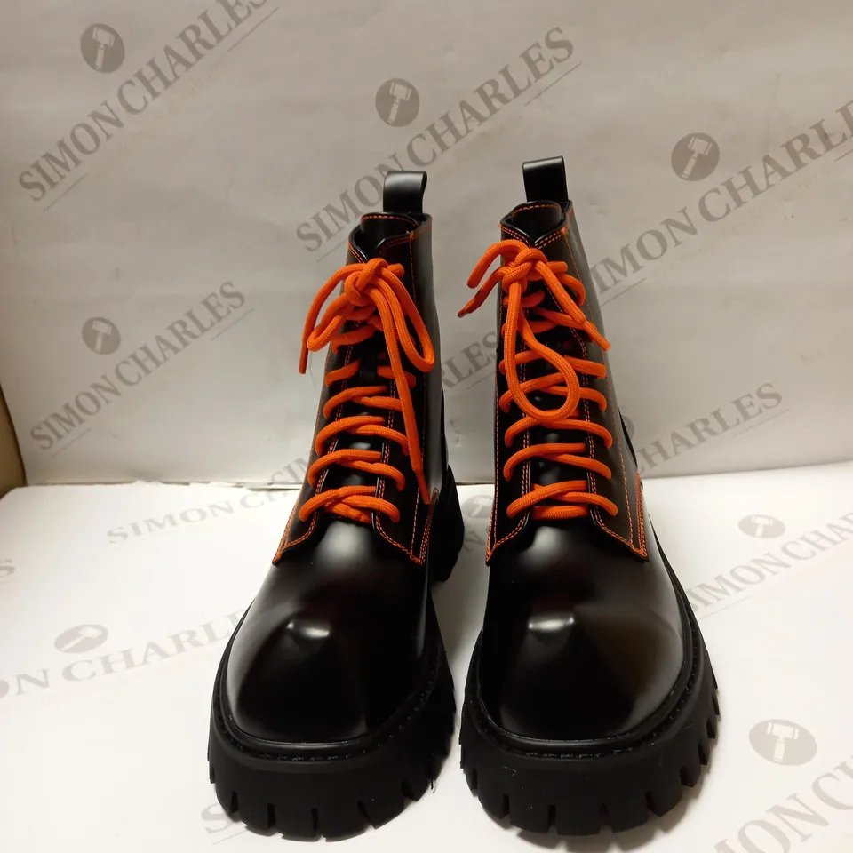 DESIGNER KOI VEGAN BOZO ORANGE AND BLACK FORK TOE BOOTS SIZE 3