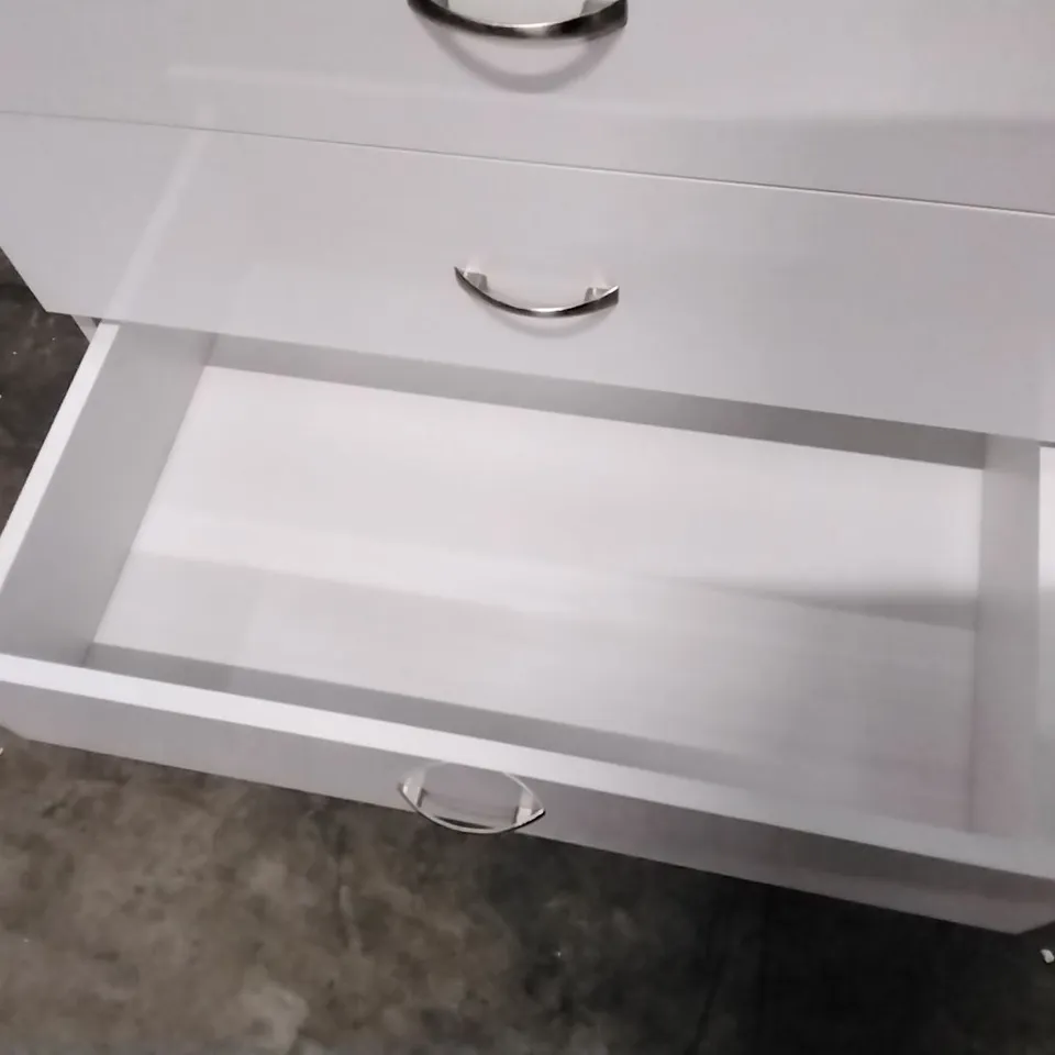 BRENDLE 5 DRAWER CHEST OF DRAWERS 70CM WIDE - HIGH GLOSS FRONT WITH CHROME HANDLES ,SCRATCH RESISTANT - WHITE