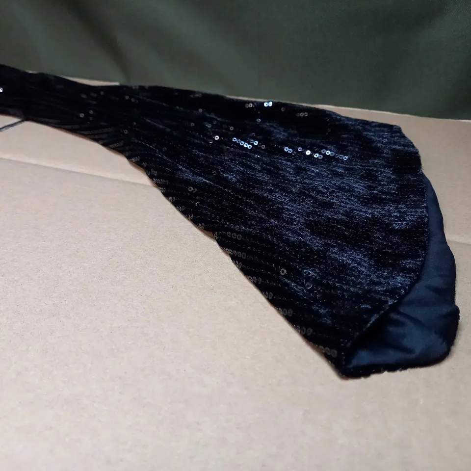 DESIGNER BLACK/SEQUIN DETAILED ONE SLEEVED PLUNGE STATEMENT MIDI DRESS