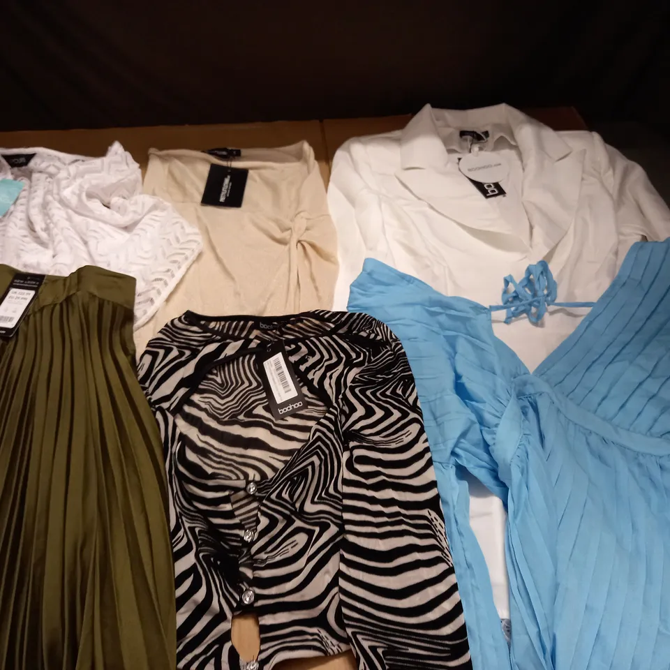 LARGE QUANTITY OF ASSORTED CLOTHING ITEMS TO INCLUDE BOOHOO, NEW LOOK AND PRETTYLITTLETHING