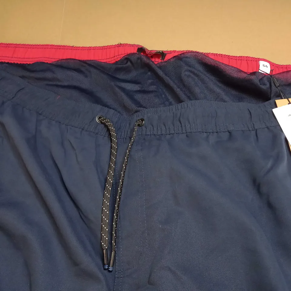 JACK & JONES +FIT SHORTS IN NAVY/RED - 54W