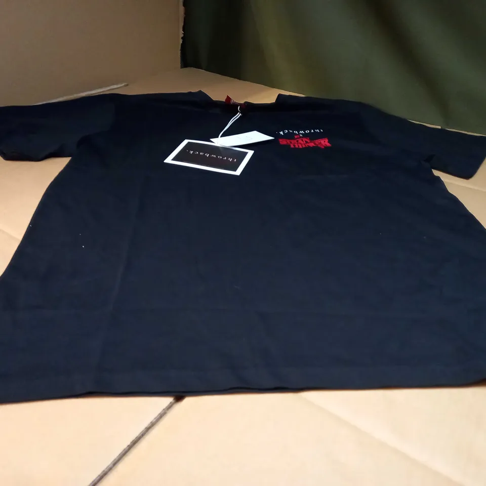 THROWBACK BLACK NETTHINGS STRANGER THINGS LOGO TEE - MEDIUM
