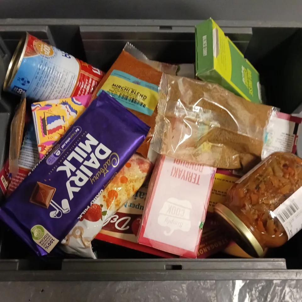 APPROXIMATELY 15 ASSORTED FOOD ITEMS TO INCLUDE DAIRY MILK BAR, BETTY VROCKER DELGHTS SUPER MOIST PARTY RAINBOW CHIP CAKE, MUTTI POLPA FINELY CHOPPED TOMATOES, ETC